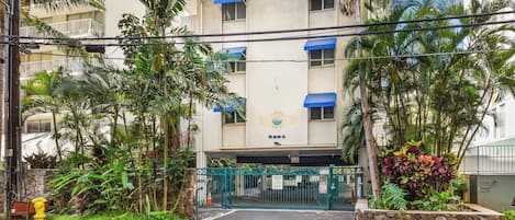 Un edificio con un letrero que indica 'CABANA WAIKI' y una entrada con un portón.