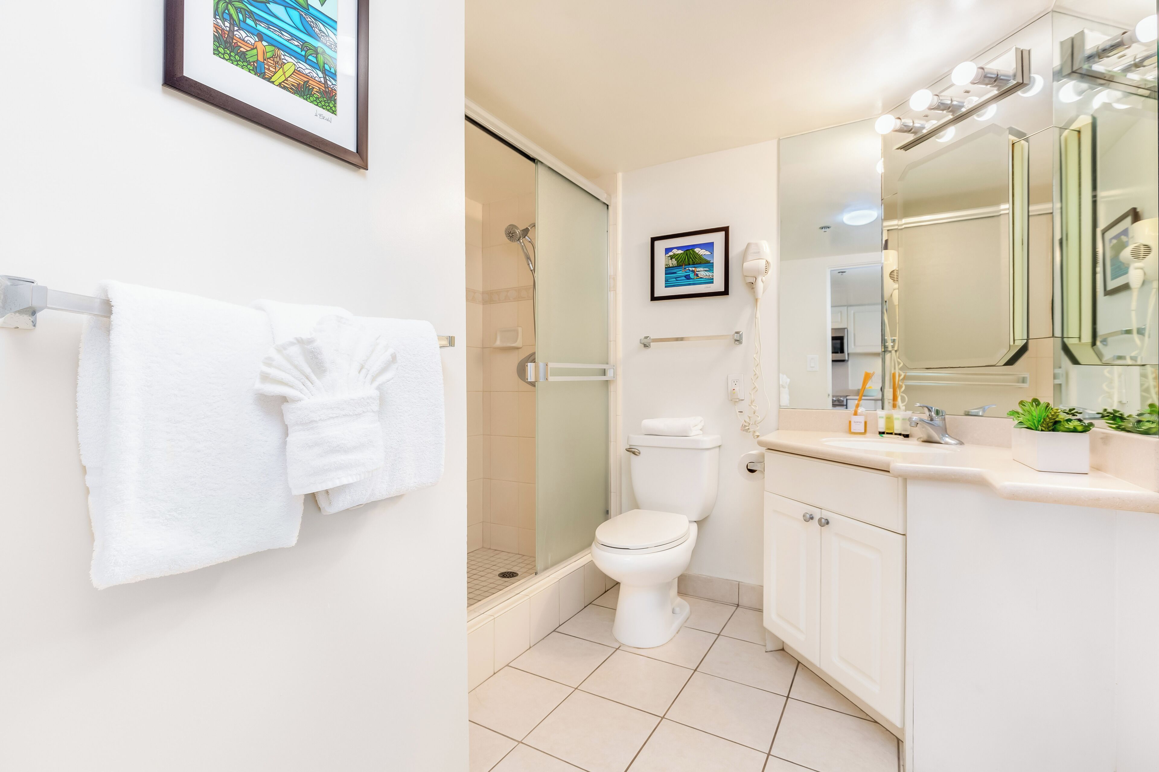 Une salle de bain avec des toilettes, une douche et un lavabo avec un miroir.