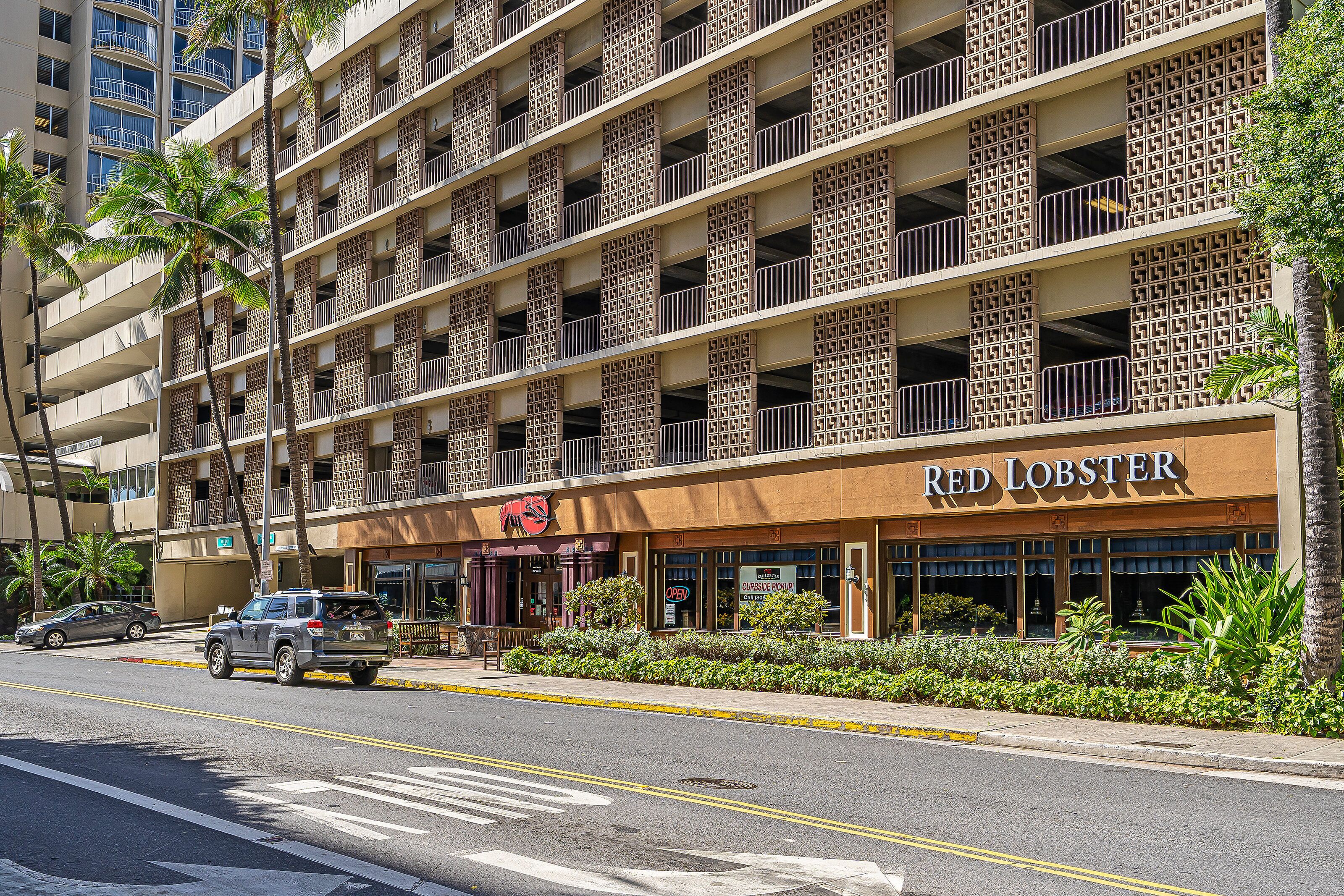 A multi-story hotel with a Red Lobster restaurant on the ground floor.