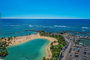 A coastal area with a beach, a parking lot, and a marina. - Ocean-marina Views Dream Vacation at Ilikai Hotel W/spectacular Amenities (Honolulu)
