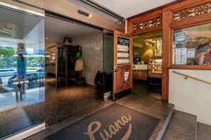 Ein Restaurant Eingang mit einem Schild, das Frühstück, Brunch und Poke Bowls anbietet.