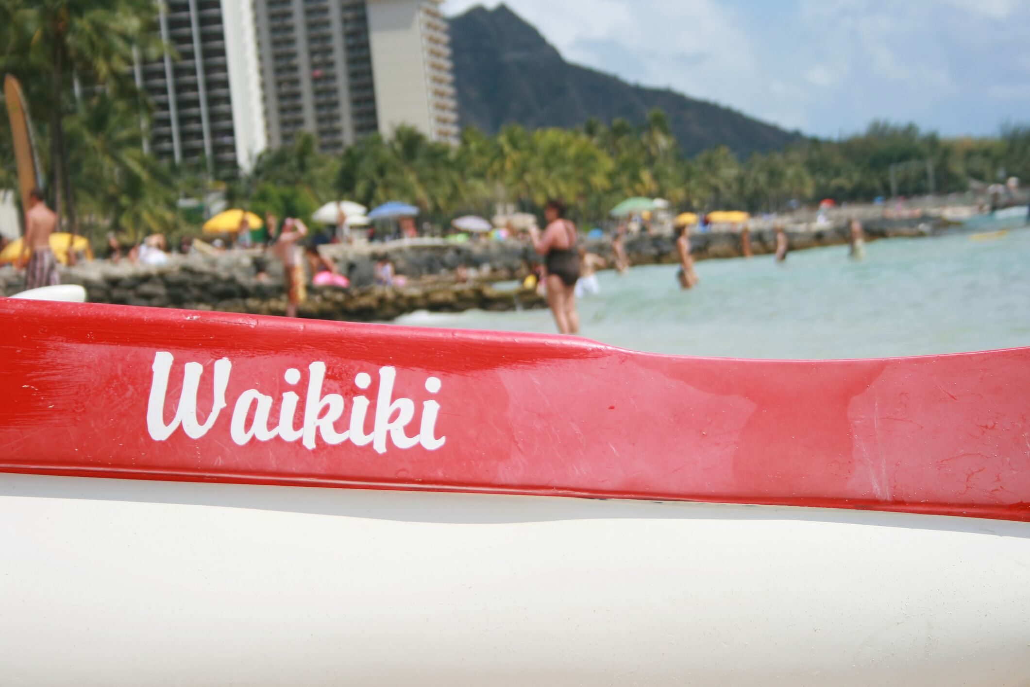 Un bote rojo con la palabra "Waikiki" escrita, indicando una ubicación en Waikiki.