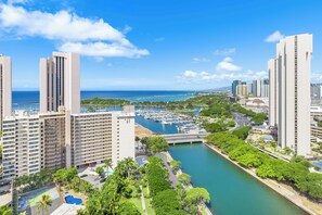 Exterior - Ocean-city Views Glamorous Condo at The Watermark W/parking & Full Kitchen (Honolulu)