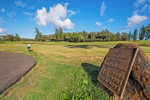 Golfkentällä on kyltti, jossa näkyy väylän numero 18, par-luku 4 ja tulos 311.
