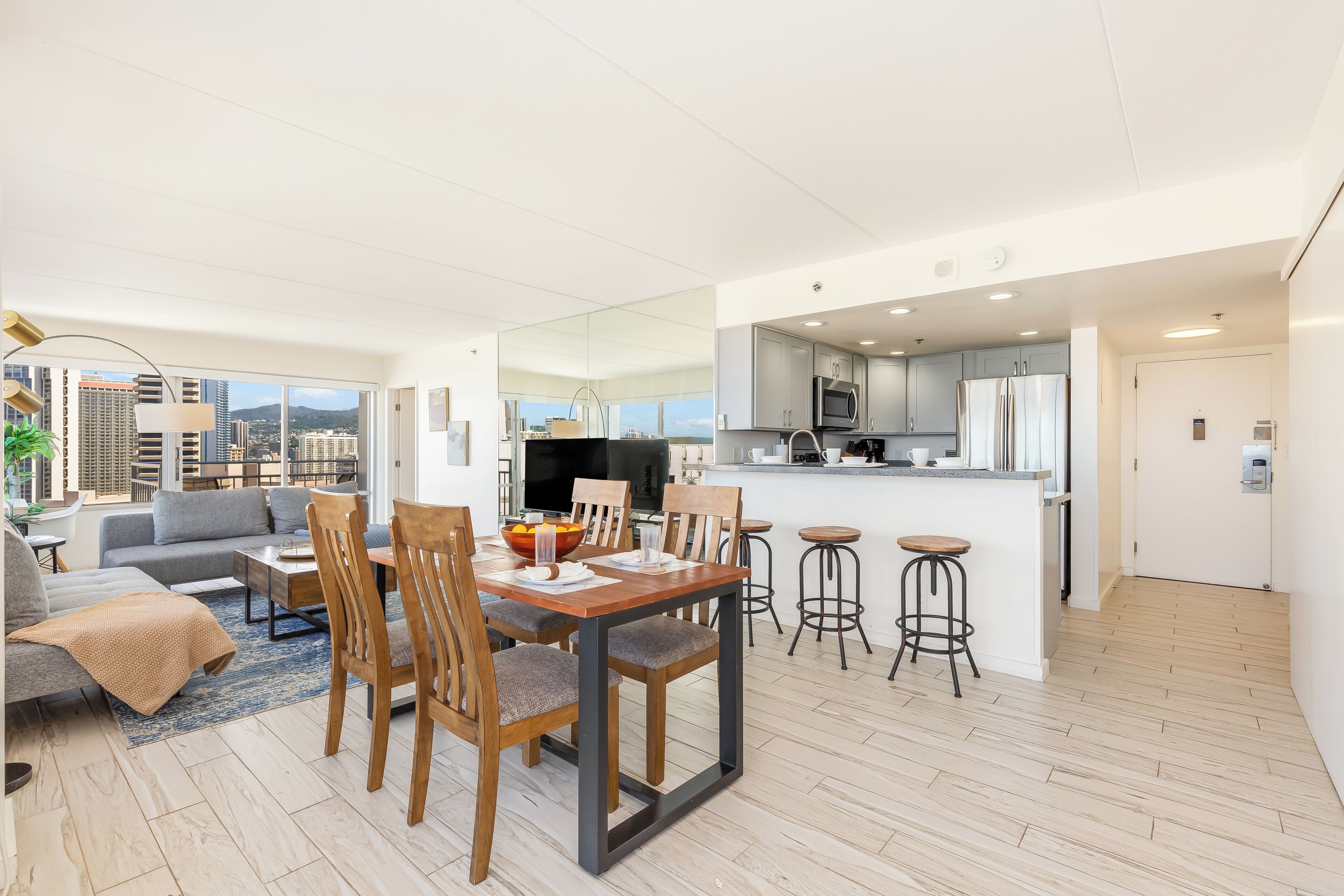 Un appartement moderne comprenant un coin repas, une cuisine et un salon.