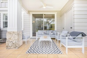 A covered patio with a white sofa set, a coffee table, and a patterned rug. - Luxury 2 Story Ko Olina Retreat With Resort Amenities Near Lagoons (Kapolei)