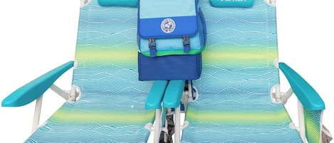 Une chaise de plage à motifs nautiques, ornée d’un motif de vagues et du mot « NAUTICA » sur le dossier.