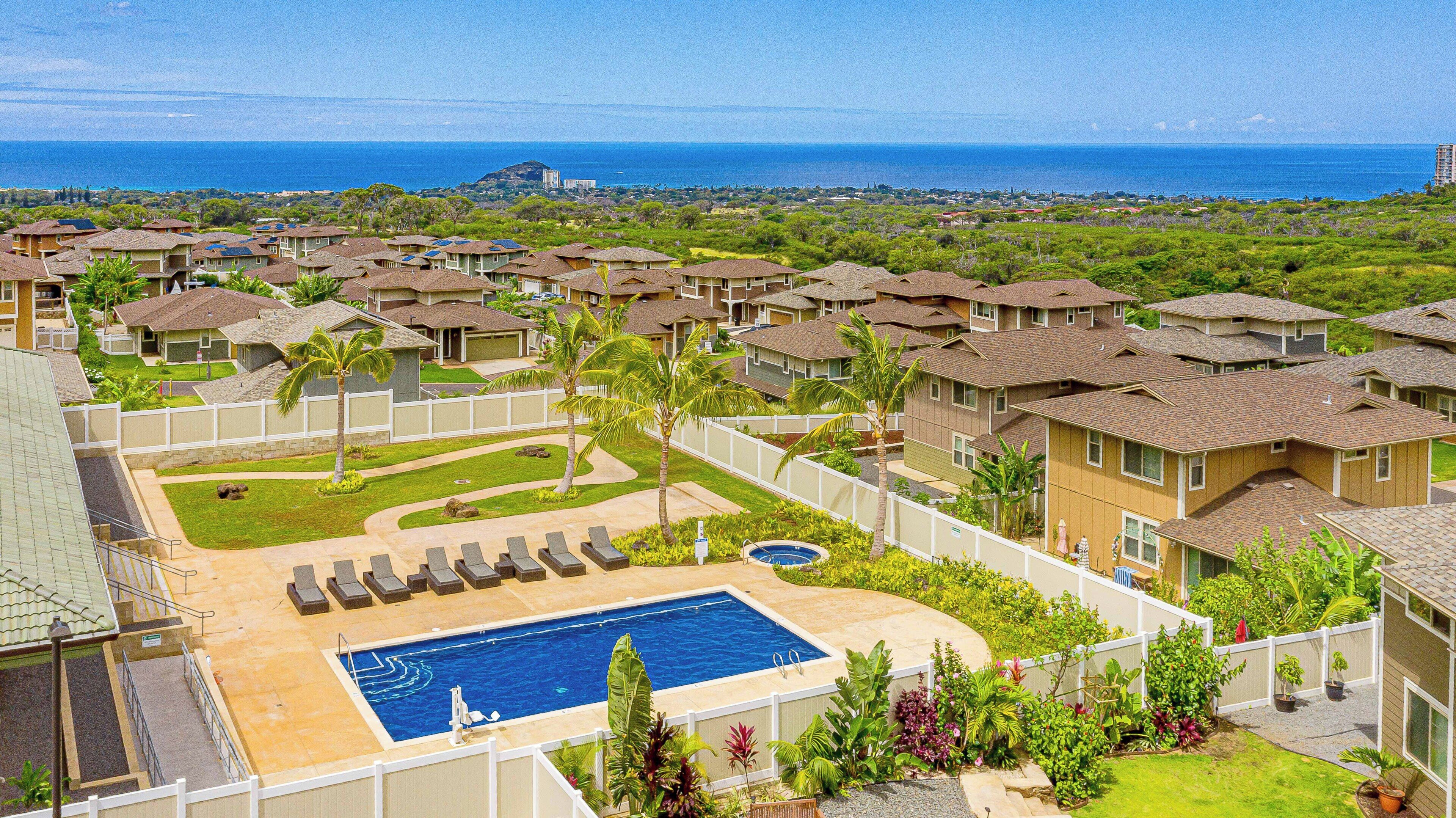 Zona residencial amb piscina, cases i vista a l'oceà.