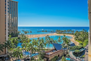 A resort with a large pool, palm trees, and a beach. - Ocean-lagoon Condo W/full Kitchen at Ilikai Hotel and Steps to the Beach (Honolulu)