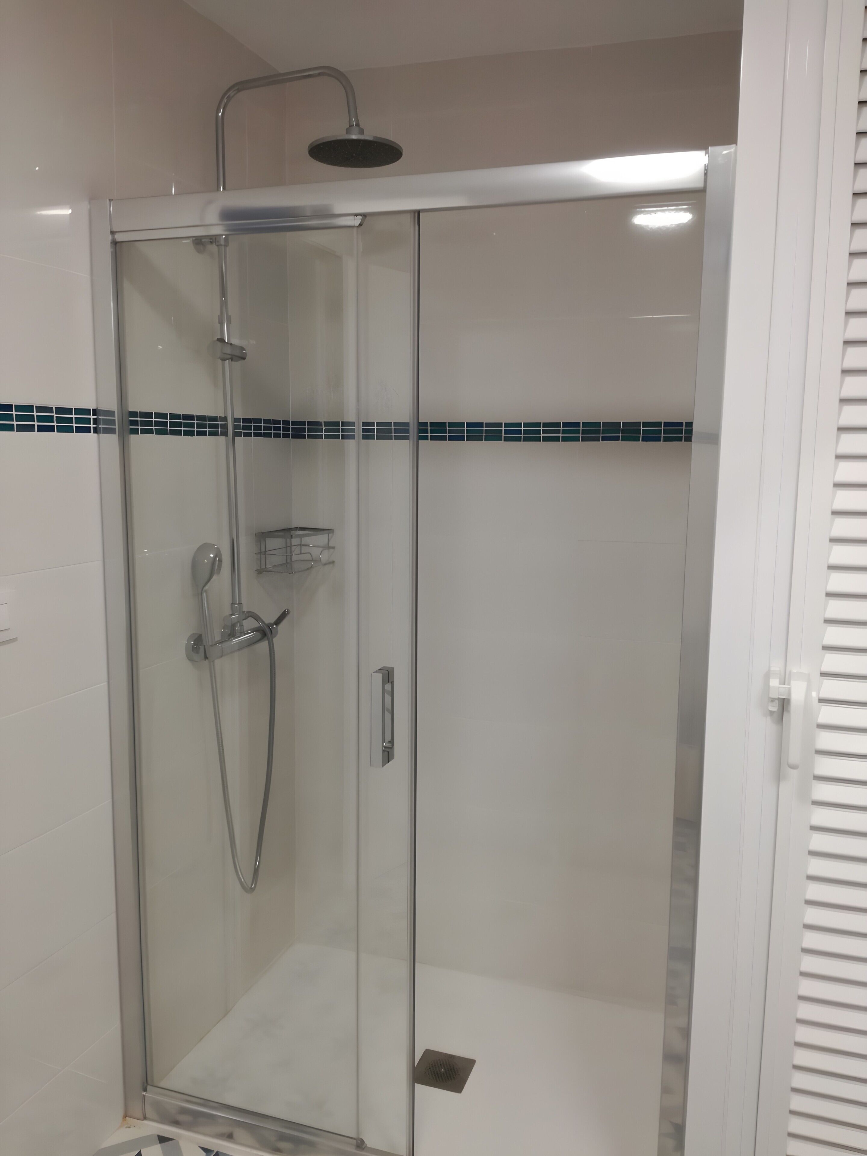 Een douche, een haardroger, handdoeken