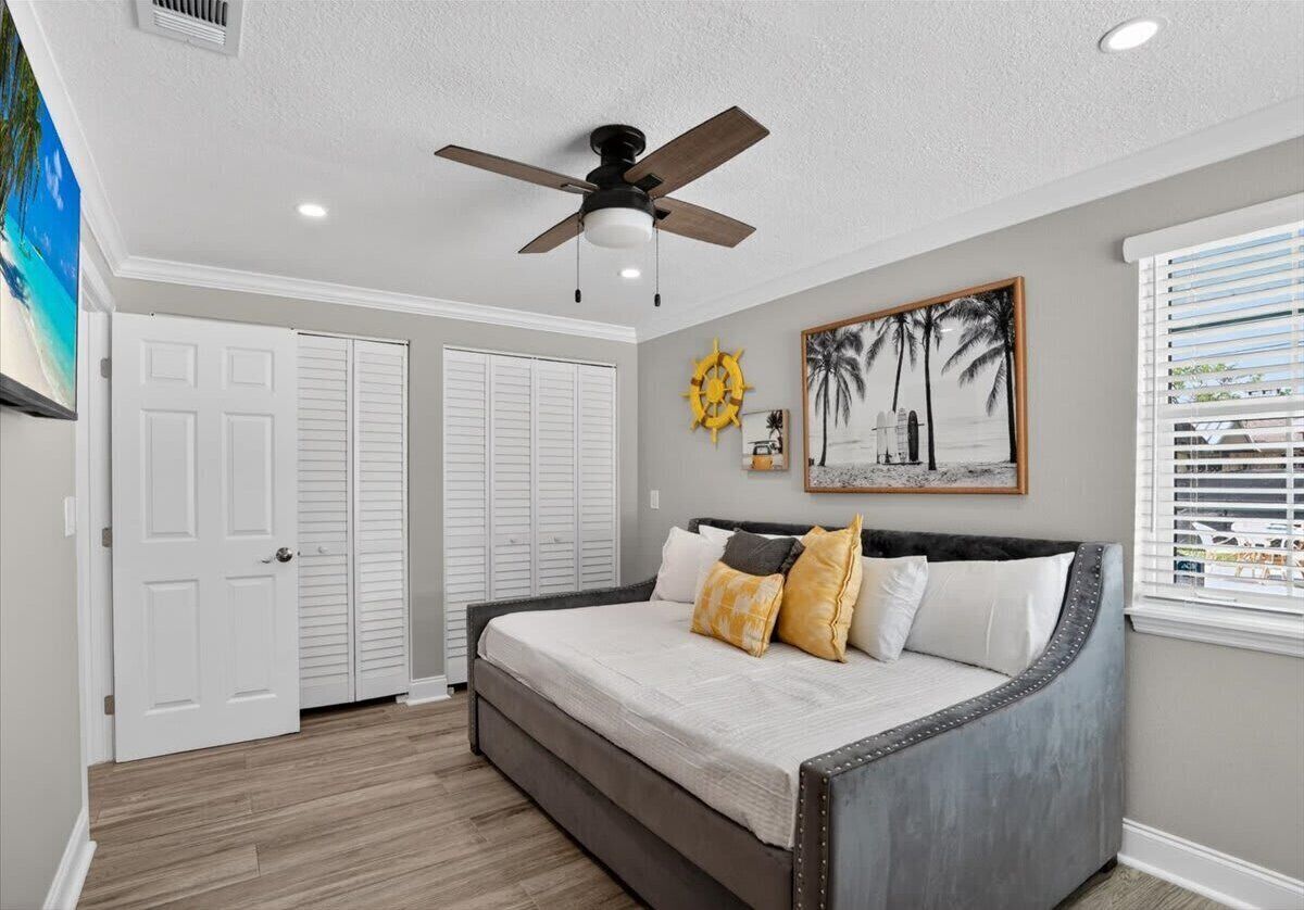 Desk, iron/ironing board, WiFi, bed sheets