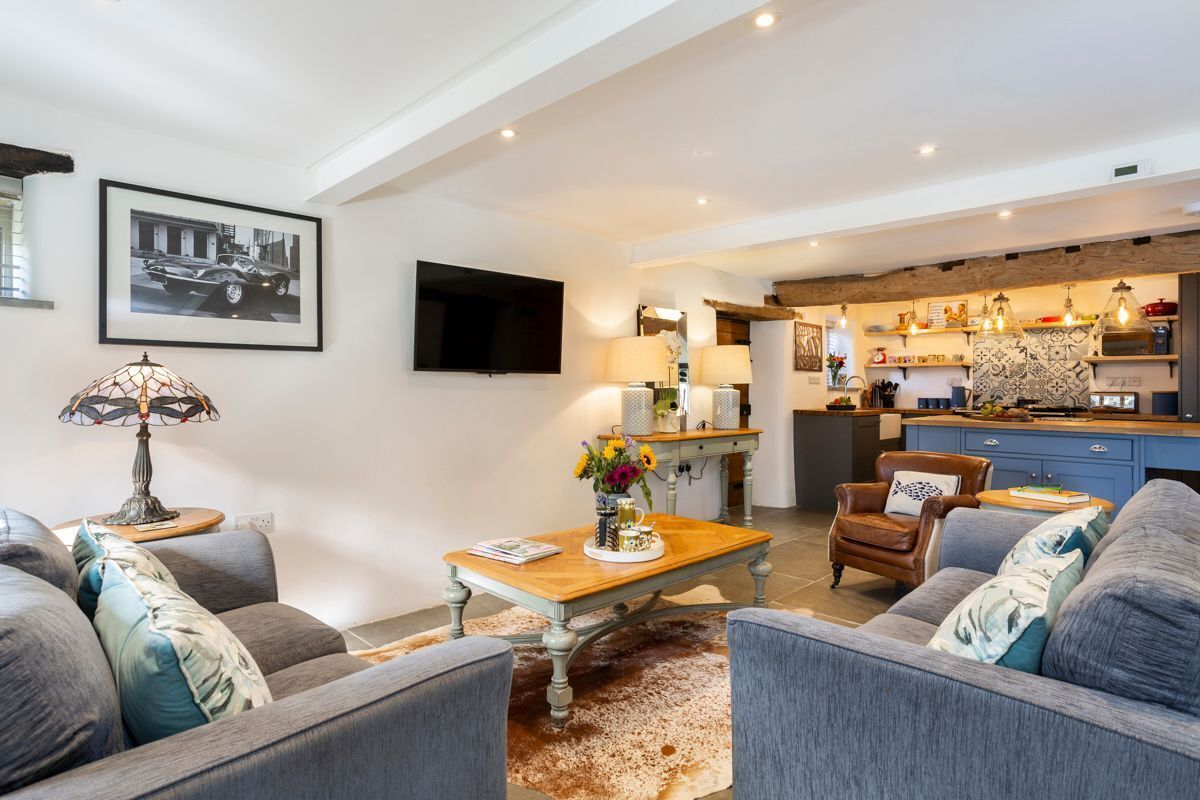 Un salon moderne comprenant un canapé, une table basse et un téléviseur.