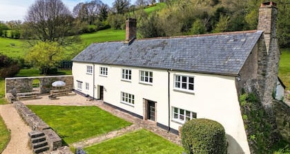 Rosewood Farmstead - Six Bedroom Villa, Sleeps 16