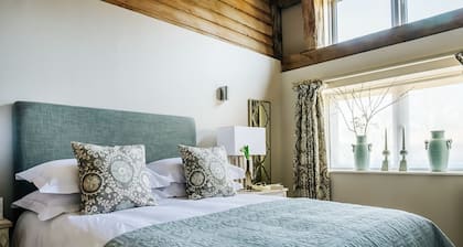 Pheasant Barn - Six Bedroom Villa, Sleeps 12