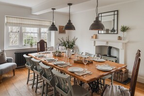 Een eetkamer met een houten tafel voor zes personen, omringd door zes stoelen.