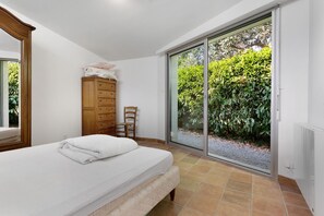Room - Quiet Orchard Retreat 10 Minutes from the Beach (Quiberon)