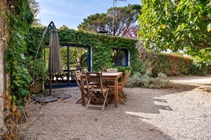 Outdoor dining - Quiet Orchard Retreat 10 Minutes from the Beach (Quiberon)
