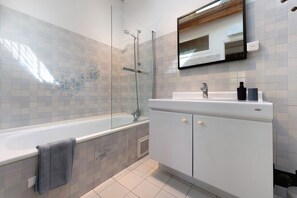Bathroom - Quiet Orchard Retreat 10 Minutes from the Beach (Quiberon)