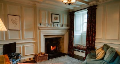 Finnie Castle - Nine Bedroom Castle, Sleeps 18