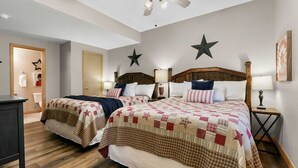 Une chambre d’hôtel avec deux lits, un ventilateur de plafond et des décorations en forme d’étoiles sur le mur.