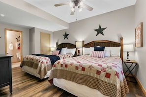 A hotel room with two beds, a ceiling fan, and star decorations on the wall. - Deluxe Notch Estates Cabin, Close to SDC - 4 BR Suites, 2 Living Areas - 35 (Branson West)