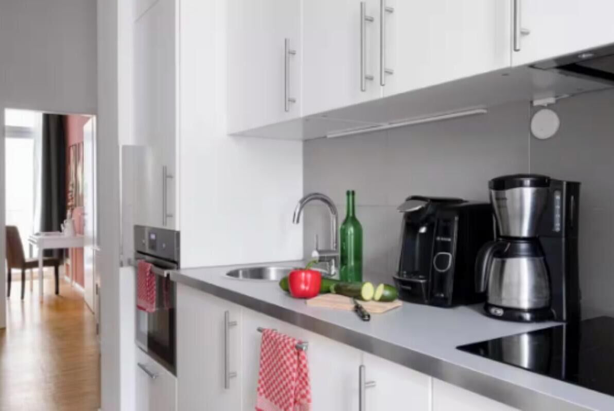 Coffee/tea maker, fridge, microwave, oven