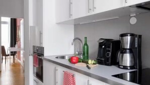 Private kitchen - Spacious 4-Bedroom Apartment with Balcony & Easy Check-In (Berlin)