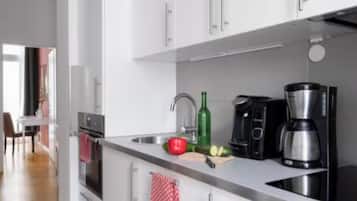 Coffee/tea maker, fridge, microwave, oven