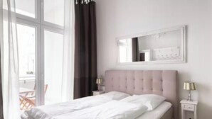 Room - Spacious 4-Bedroom Apartment with Balcony & Easy Check-In (Berlin)