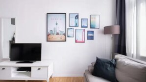 Living area - Spacious 4-Bedroom Apartment with Balcony & Easy Check-In (Berlin)