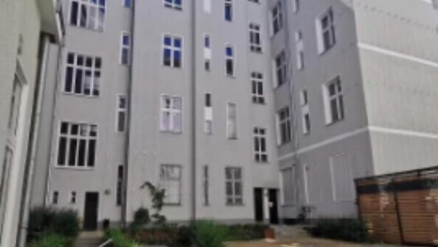 Exterior - Spacious 4-Bedroom Apartment with Balcony & Easy Check-In (Berlin)