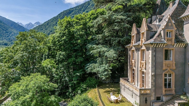 Un edificio histórico con fachada simétrica, ventanas amplias y una entrada destacada.