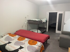 A room with bunk beds, a desk, and a chair. - La Cour de Flaubert – Large vacation rental for 25 people near Rouen (Morville-le-Héron)