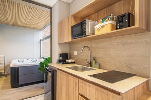 Una cocina moderna con estufa integrada, lavamanos y armarios de madera.