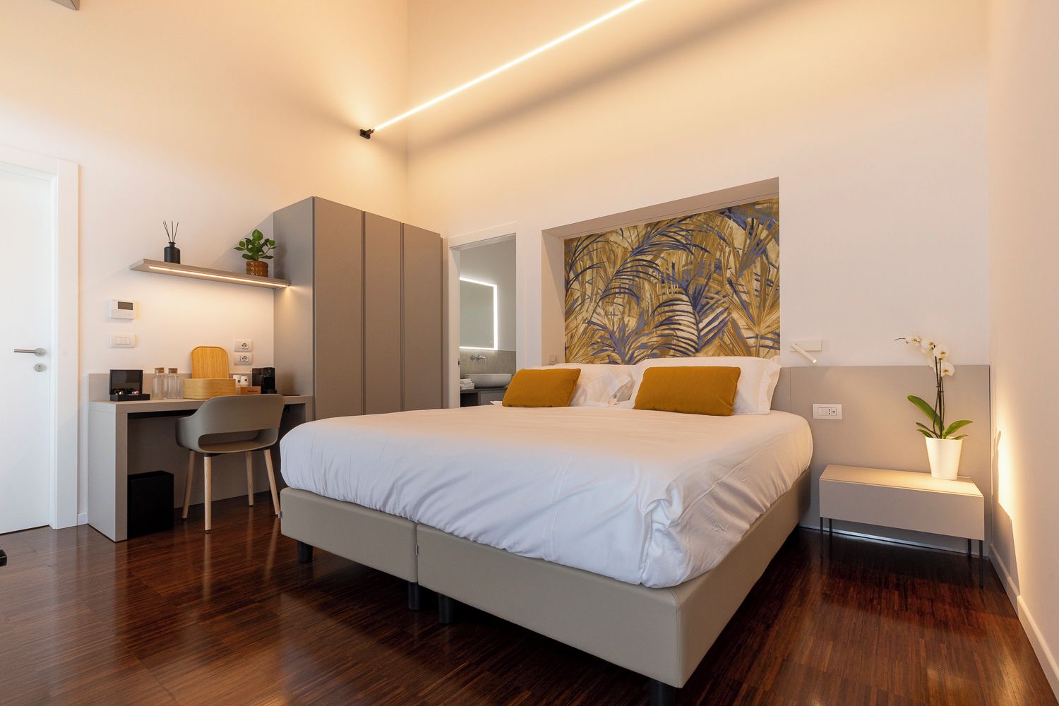 Habitación superior con 1 cama matrimonial o 2 individuales, vista al jardín | Caja de seguridad en la habitación y escritorio 