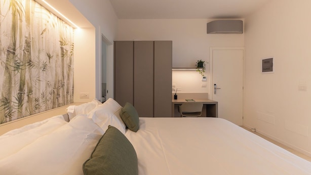 A bedroom with a bed, a desk, and a wardrobe. - Grow Green (Caponago)