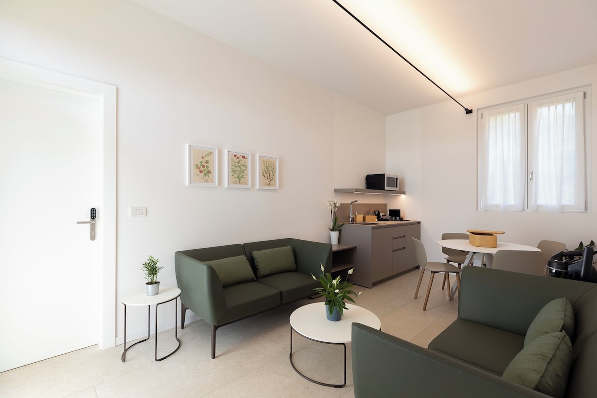 Deluxe Double or Twin Room, Garden View (living and kitchen shared) | Living area