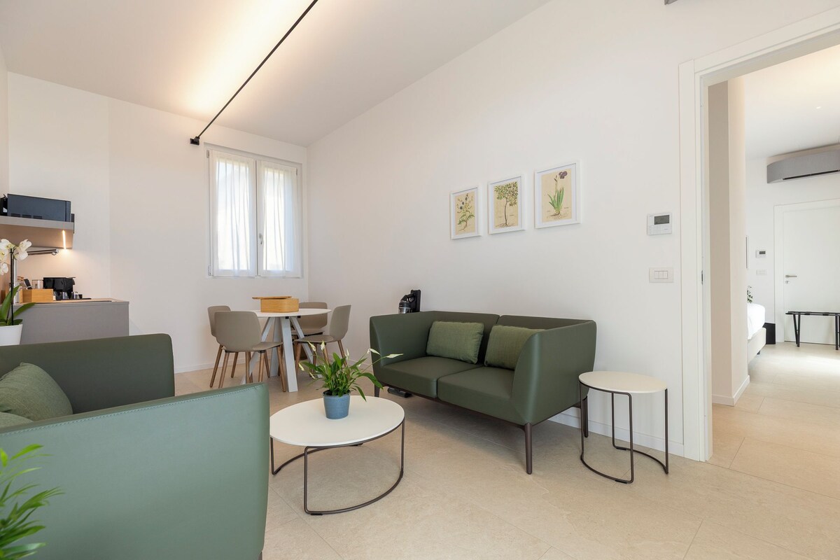 Deluxe Double or Twin Room, Garden View (living and kitchen shared) | Living area
