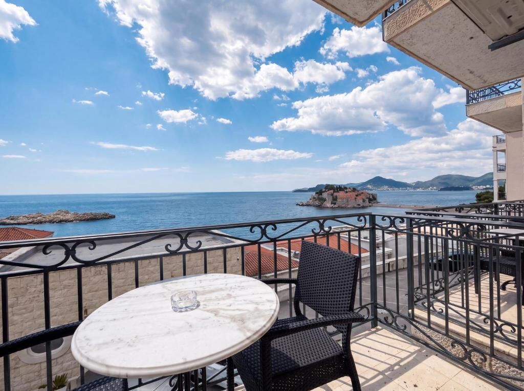 Habitación doble Deluxe, balcón, vista al mar | Restaurante al aire libre