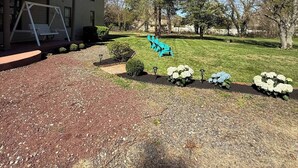 Un immobile residenziale con un giardino anteriore, un’altalena e un prato.