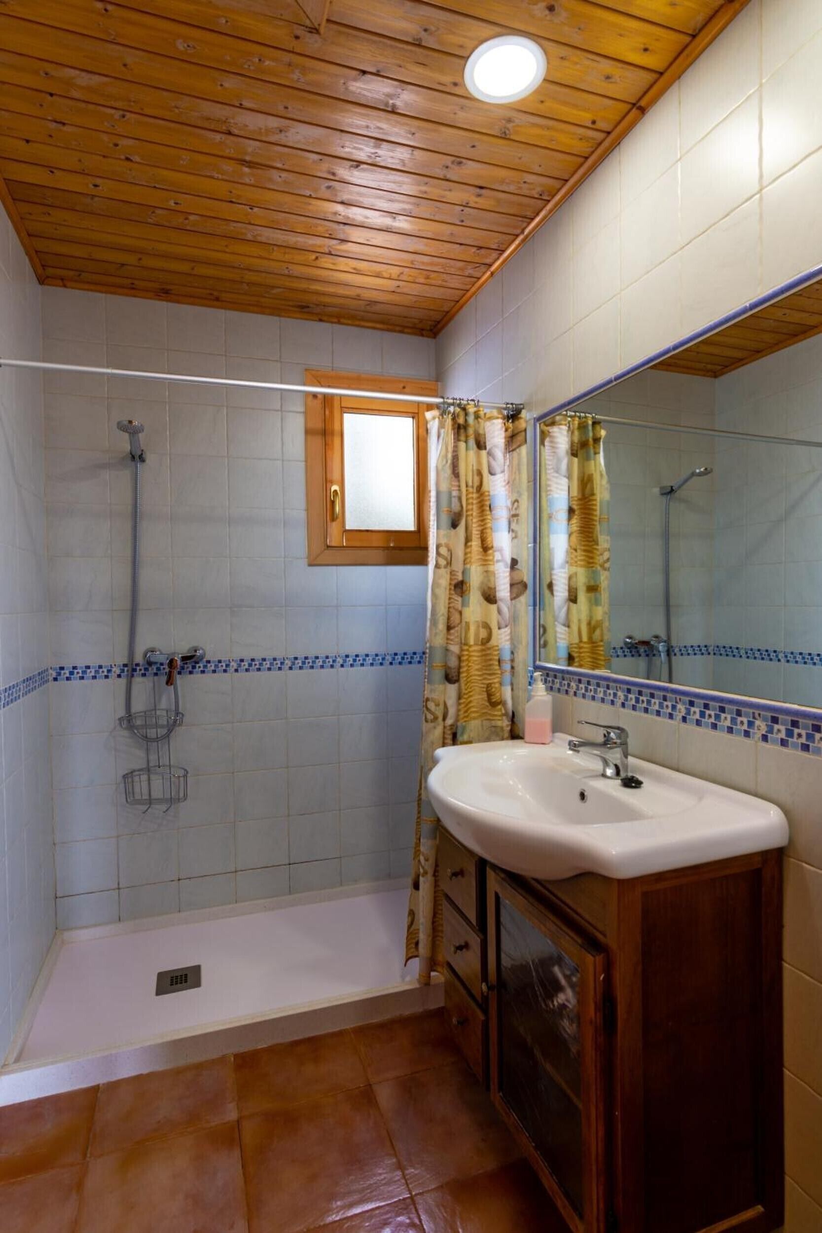 Een douche, een haardroger, handdoeken