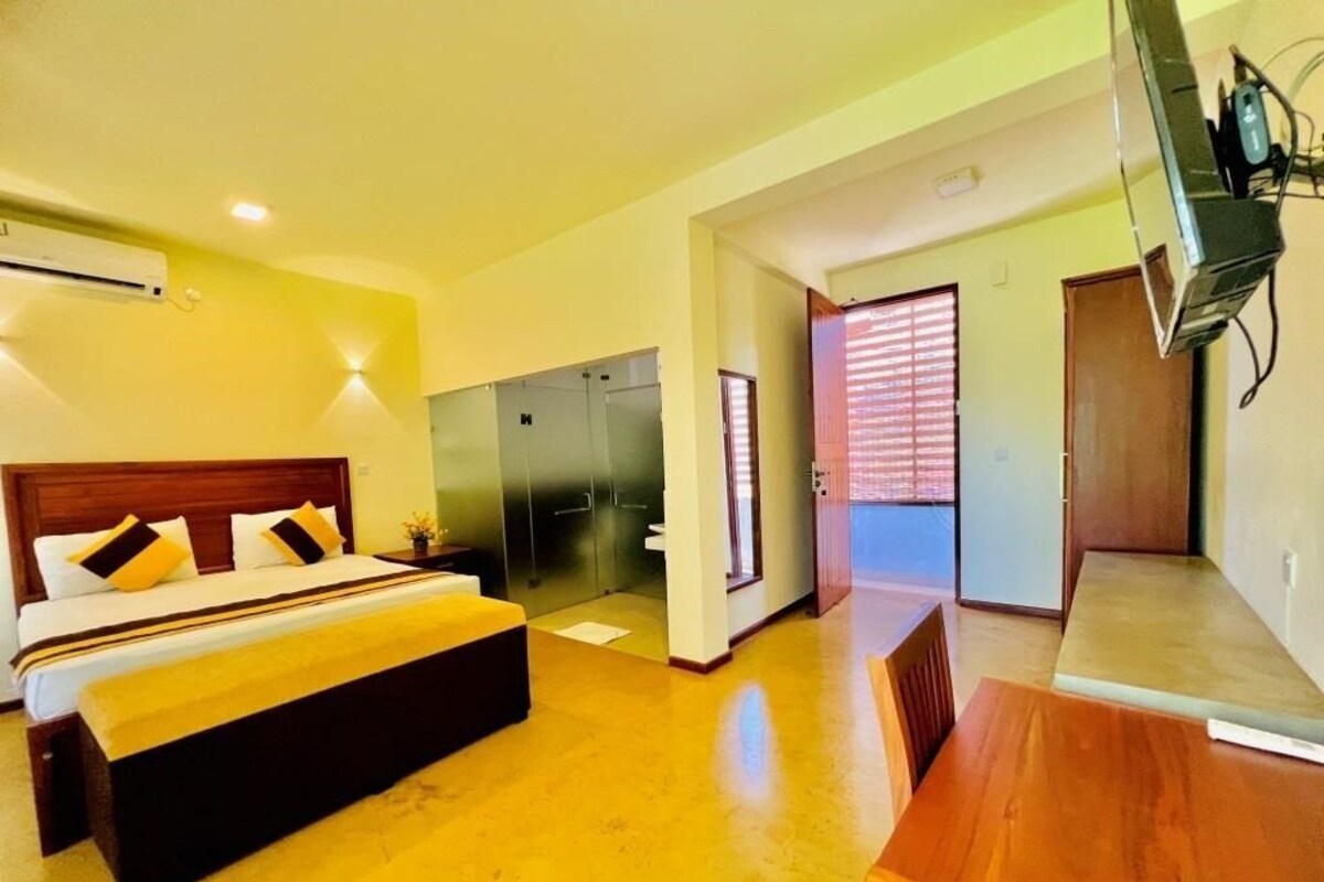 Deluxe Double Room, Balcony, Canal View | In-room safe, desk