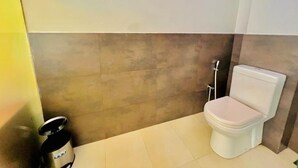 Kylpyhuone, jossa on wc, pesuallas ja pyyheteline.