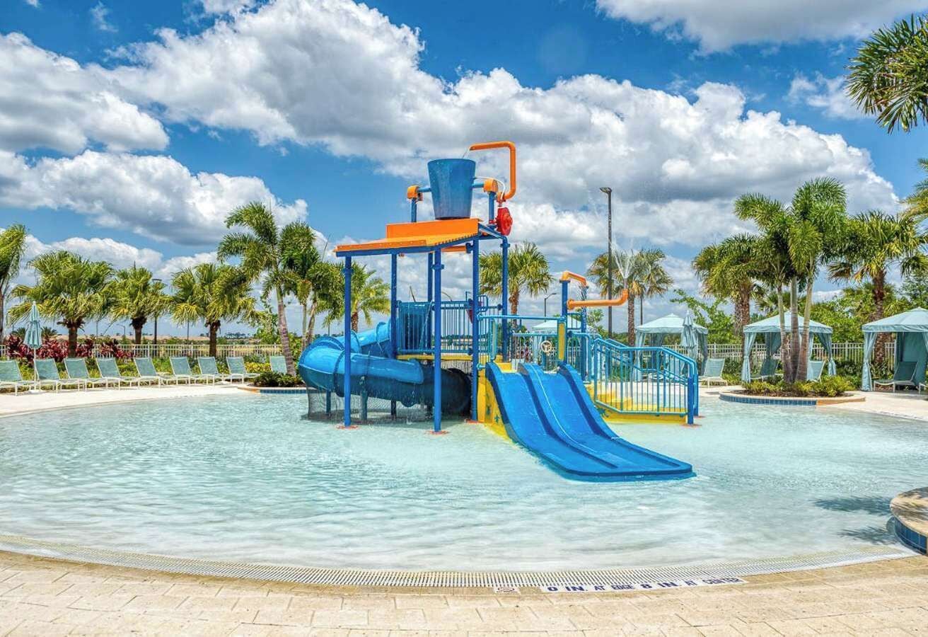 Un parque acuático con toboganes y una piscina.
