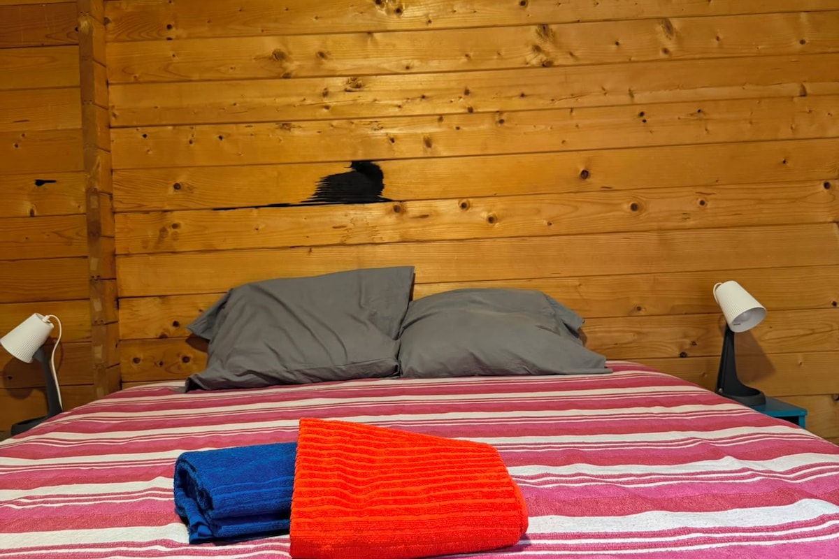 Habitación familiar doble, vistas al jardín | Escritorio, espacio para trabajar con un portátil, wifi gratis