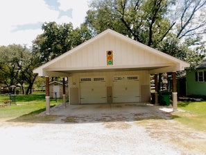 Un bâtiment doté d’un garage couvert, d’un feu de signalisation et d’une cour clôturée.