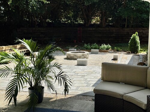 Sweet home in Dallas , good place to connect with friends, and big family !