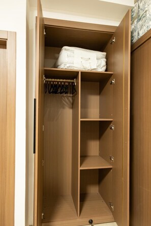 Ein Holzschrank mit mehreren Einlegeböden und Kleiderstange.