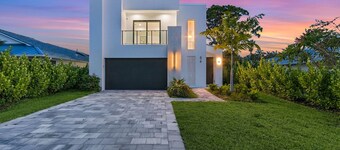 Modern Naples Beach Home Pool Hot Tub 2 Master Suites