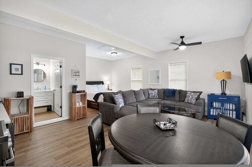 Augusta Carriage House Cozy Retreat w Kitchen